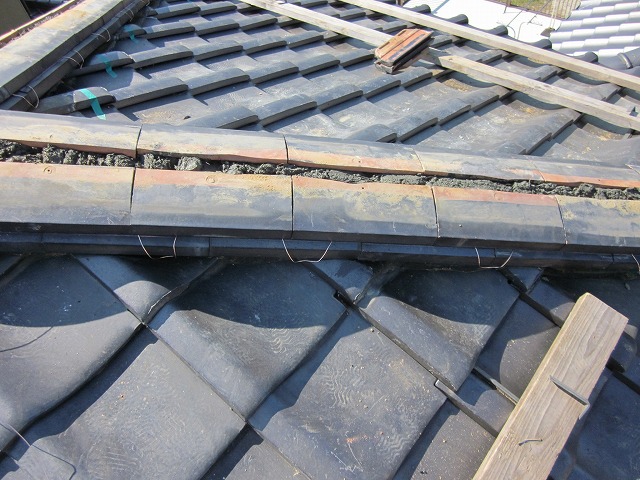 長久手市で湿度管理に注意しながら南蛮漆喰を詰めました、棟瓦の積み直し工事を実施